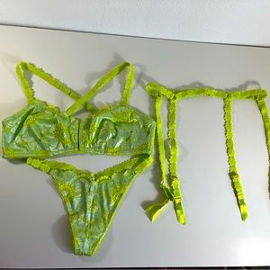 SOLD - Please check out my other items. ✨